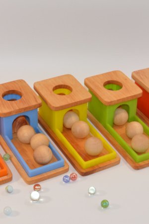 Робота Тактильна сенсорна коробка Монтессорі з 3 кульками.