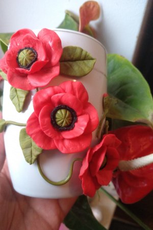 Работа Белая чашка с декором маки