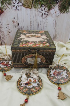 Робота Новорічний набір іграшок на ялинку Трійка