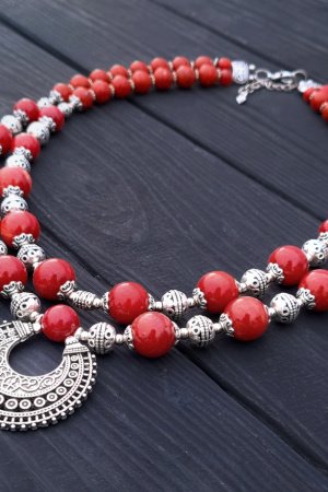 Робота Кольє з натуральних коралів з лунницею