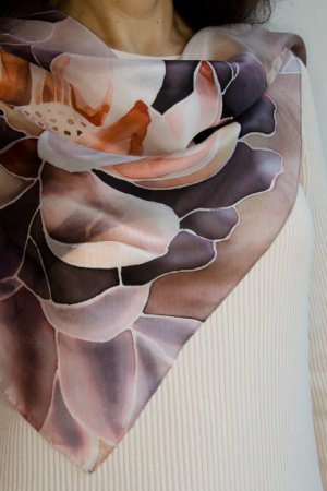 Работа Шелковый платок с ручной росписью Лотос