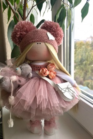 Работа текстильная кукла в пудровыми платьице