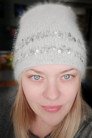 Работа Шапка бине с пайетками