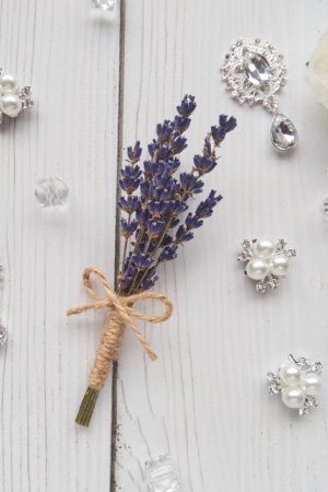 Работа Свадебные бутоньркы с сухоцветов лаванды для гостей арт. 0120