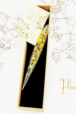 Работа Подарочная ручка с засушенными цветами