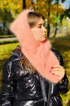 Робота Капори з ангори, В'язаний капюшон.