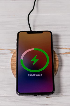 Робота Бездротова зарядка для телефона з гравіюванням «iCharge»