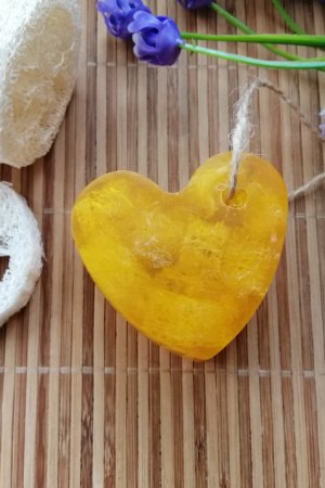 Работа Мыло с люфой, маслом облепихи и эфирным маслом лимона.