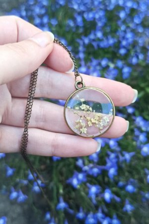 Робота Круглий бронзовий кулон з білими квітами