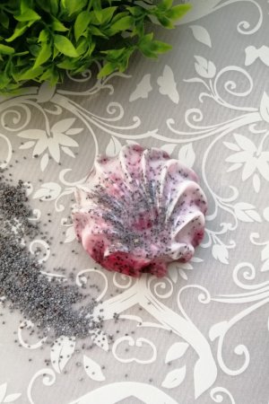 Работа Мыло-скраб с маком и свирловою мыльной основой 
