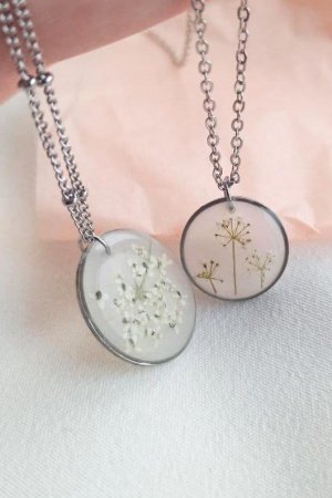 Робота Тендітний круглий  кулон з білими квітами