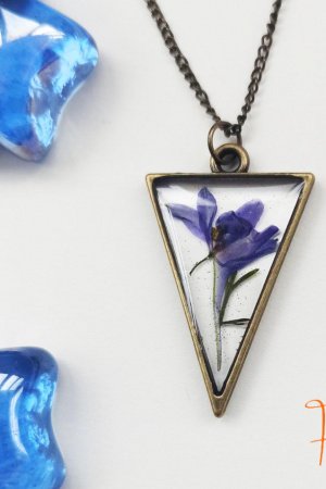 Работа Кулончик любви с синей цветком дельфиниума