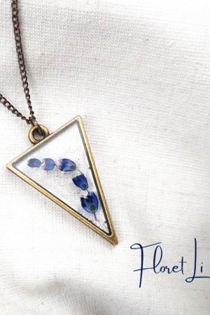 Робота Бронзовий кулон з блакитними квітами 