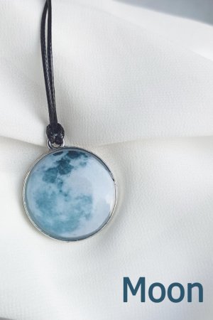 Работа Круглый кулон Луна, на шнурке