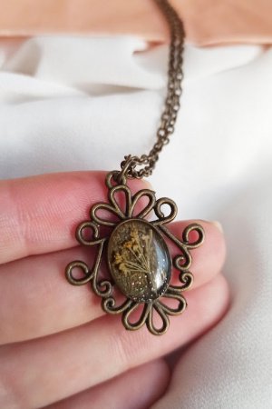 Робота Ажурний кулон з букетом квітів у стилі вінтаж