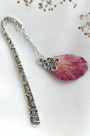 Работа Закладка для книги с розового лепестка