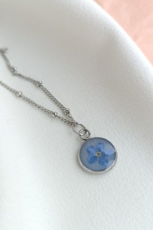 Робота Ніжний кулончик з квіткою незабудки