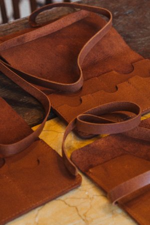 Работа Кожаная документница с ремешком