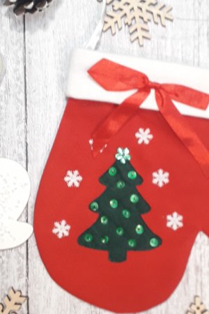 Работа Перчатка с елкой