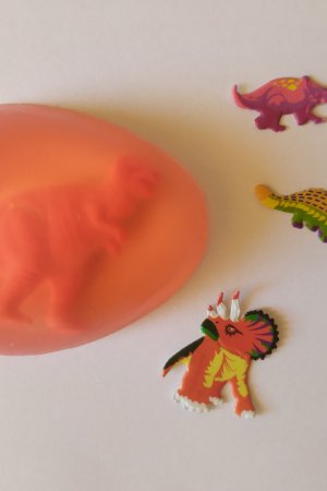 Робота Мило з динозавром.