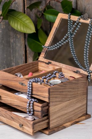 Робота Жіноча скринька з шухлядами та дзеркалом для прикрас