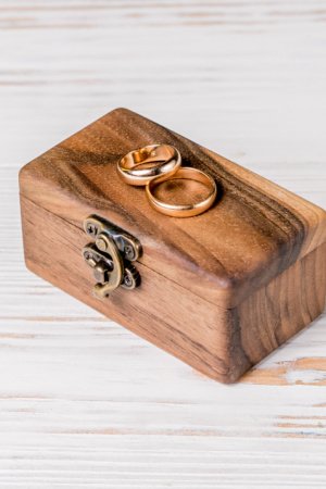 Работа Свадебная шкатулка для колец с персональной гравировкой