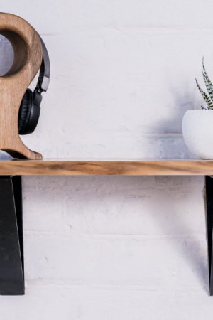 Работа Деревянная полка из ореха с живым краем с креплениями