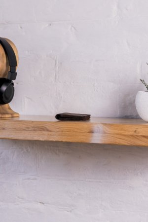 Работа Деревянная полка скрытого монтажа из дуба с живым краем