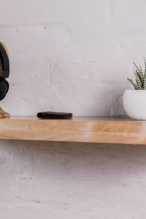 Робота Дерев'яна полиця прихованого монтажу з горіха з живим краєм