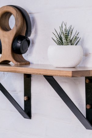 Робота Дерев'яна полиця з горіха з рівним краєм із кріпленнями