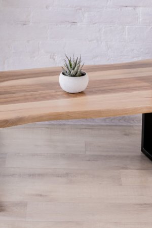 Робота Журнальний столик з деревини горіха з живим краєм