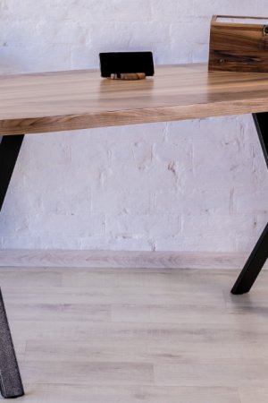 Робота Офісний стіл з деревини горіха з живим краєм