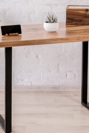 Робота Офісний стіл з деревини горіха з рівним краєм