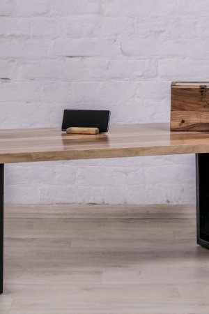 Робота Журнальний столик з деревини горіха з рівним краєм