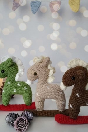 Робота В′язані новорічні іграшки на ялинку коник