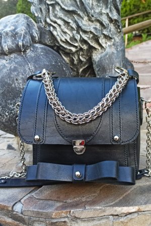 Работа Женская кожаная сумка с бантом