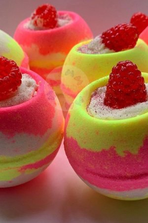 Робота Бомбочка миску з малиною