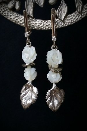 Работа Серьги с перламутровыми розами и листочками