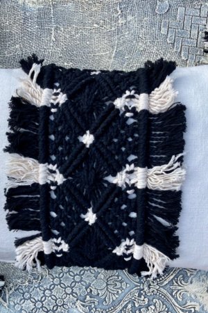 Работа декоративная интерьерная подушка с макраме и кистями