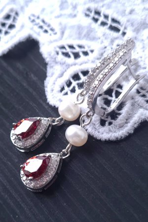 Работа Серьги с натуральным жемчугом и серебряными застежками