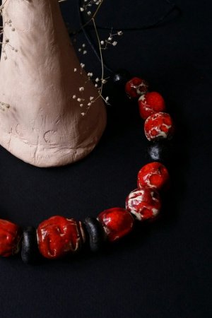 Работа Красно-оранжевые бусы с черными вставками.