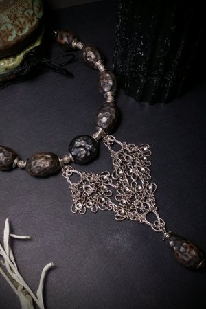 Робота Чорне кольє Насіння темряви з кулоном