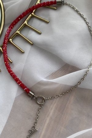 Работа Красный жгут-половинка на шею из бисера с цепью