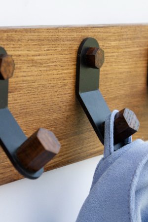 Робота Настінна компактна дерев'яна вішалка + 5 металевих гачків