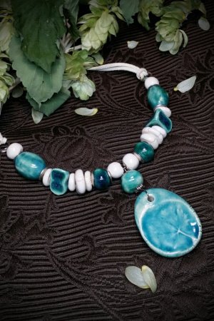 Робота Живе джерело біле кольє бірюзове з кулоном з листочком