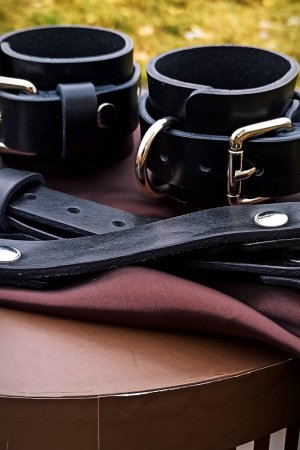 Работа Кожаные наручники для взрослых