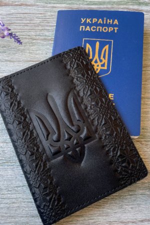 Работа Обложка на паспорт кожаная с тиснением  Вышиванка и тризуб 
