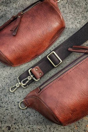 Работа Мужская сумка-бананка коричневая