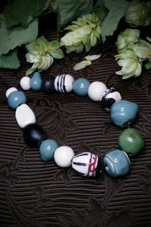 Работа Ожерелье белое с синим зеленым и черным