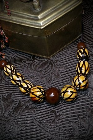 Робота Намисто Карамельний десерт із чорними смугами